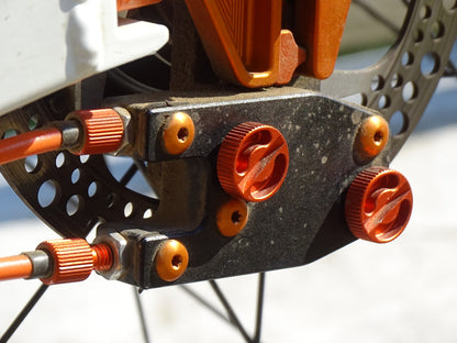 sealed-rohloff-external-shifting-housing-black-orange-in-use